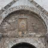 Il bassorilievo che sovrasta il portone d'ingresso della Basilica di San Nicola. Risale al XIV secolo e ritrae il patrono della citt�
